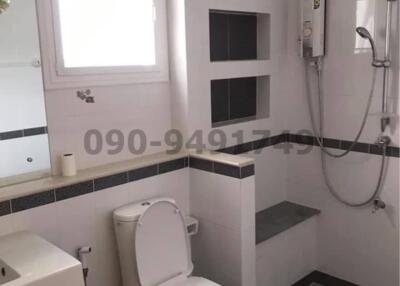Modern bathroom with white fixtures and tiled flooring
