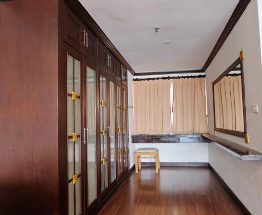 คอนโดนี้ มีห้องนอน 1 ห้องนอน  อยู่ในโครงการ คอนโดมิเนียมชื่อ Nirvana Place 