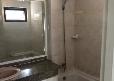 3-BR Apt. near MRT Sukhumvit (ID 514946)