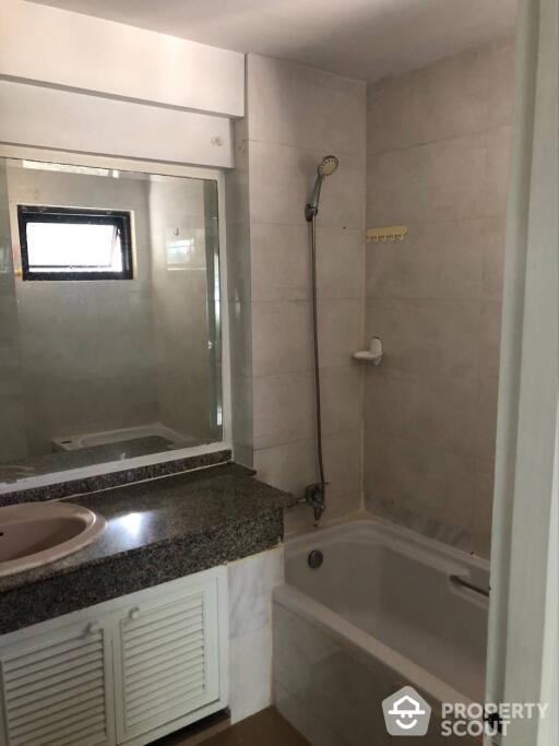 3-BR Apt. near MRT Sukhumvit (ID 514946)