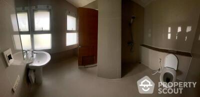 2-BR Serviced Apt. near MRT Khlong Toei (ID 411002)