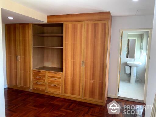 2-BR Serviced Apt. near MRT Khlong Toei (ID 411002)