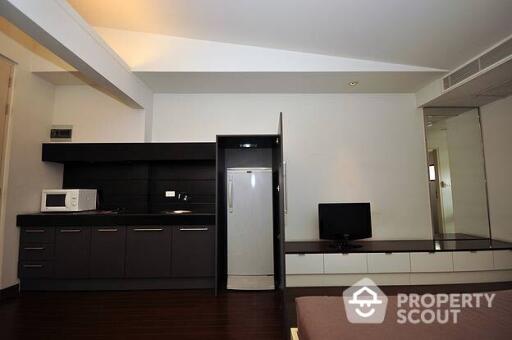 2-BR Apt. near MRT Phetchaburi