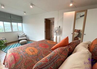 วิวภูเขา! Beautiful 3 bedroom condo for sale in 103 Condo 2 in Nimman. Walk to shops and cafes.