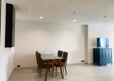 Spacious Living Room with Dining Area and Mounted Television