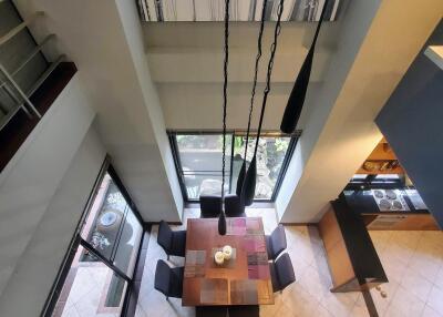Spacious high-ceiling living room overlooking the outside area