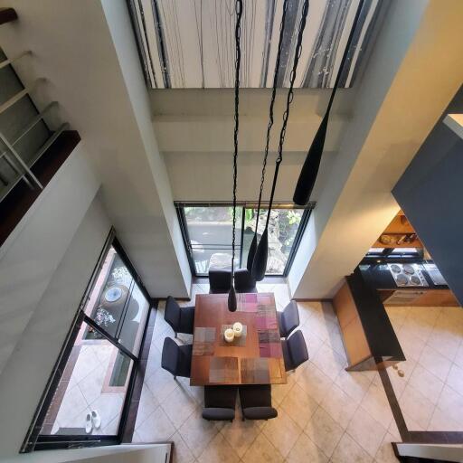 Spacious high-ceiling living room overlooking the outside area