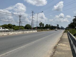 Wide road with vehicles and clear sky