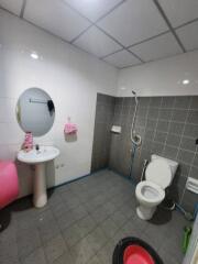 Spacious bathroom with modern fittings