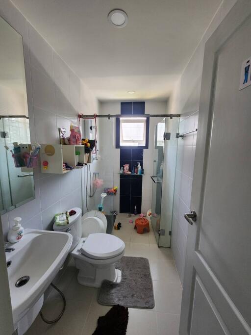 Modern bathroom with a white color scheme