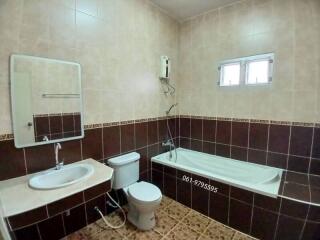 Spacious bathroom with modern fittings