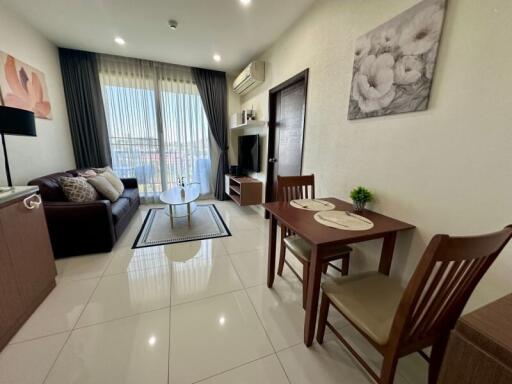 Modern and bright living room with dining area