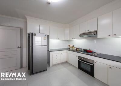 New renovated spacious 3 bedrooms with natural light in SUkhumvit 49