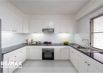 New renovated spacious 3 bedrooms with natural light in SUkhumvit 49