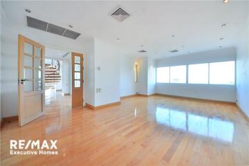 Beautiful Penthouse in Saichol Mansion For Sale