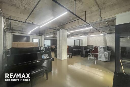 For rent office space 800thb/Sqm. loft style in Sukhumvit 26 BTS Phromphong