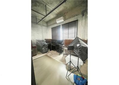 For rent office space 800thb/Sqm. loft style in Sukhumvit 26 BTS Phromphong