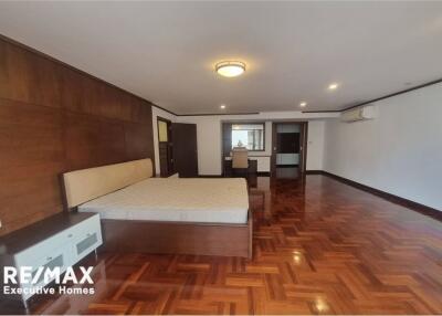 For rent Duplex 3 bedrooms 300 Sqm. high ceiling pet friendly Sukhumvit 24 BTS Phrom Phong