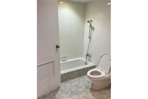 Pet friendly newly renovated 3 bedrooms with balcony in Sukhumvit 4.