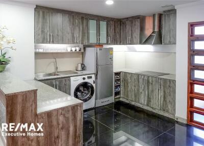 New unique 2 bedrooms with balcony overlooking city at Supalai Place Sukhumvit 39