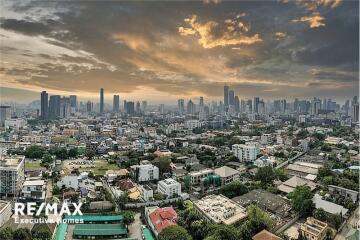 New unique 2 bedrooms with balcony overlooking city at Supalai Place Sukhumvit 39