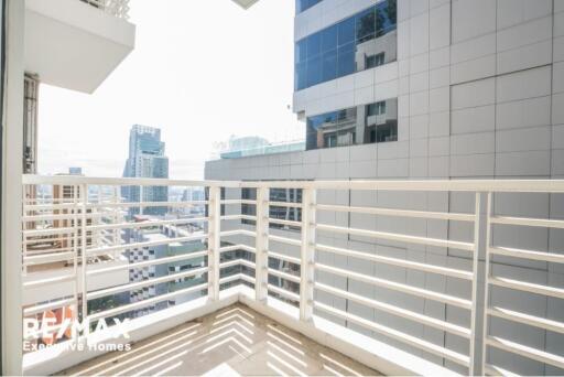 For Sale 2 bedrooms, High floor. Just a few minutes walk to BTS Phrom Phong @Siri Residence.
