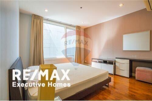 For Sale 2 bedrooms, High floor. Just a few minutes walk to BTS Phrom Phong @Siri Residence.