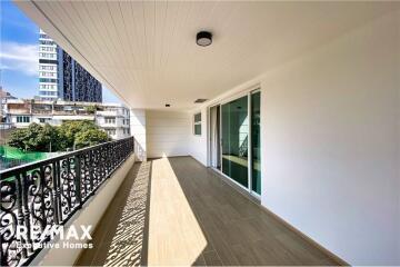 For rent brand new pet friendly 3 bedrooms with big balcony in Ekamai.