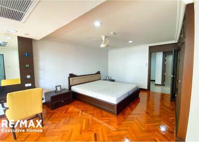 For rent pet friendly apartment 3 bedrooms in Sukhumvit 23 BTS Asoke MRT Sukhumvit