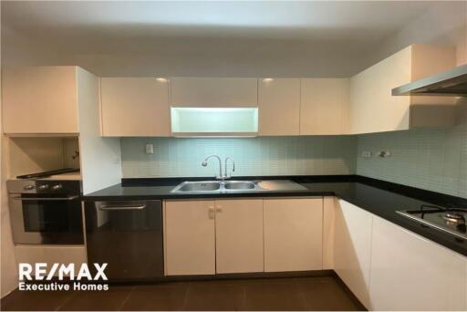 FOR RENT Pet friendly 2 bedrooms with balcony Sukhumvit 55