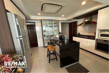 For Rent Spacious 3+1 bedrooms in Sukhumvit 23 Asoke