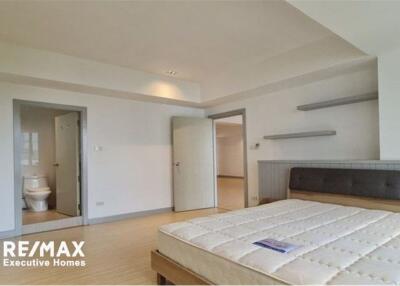 For Rent: Newly Renovated 3-Bedroom Apartment on Sukhumvit 19, Asoke Area