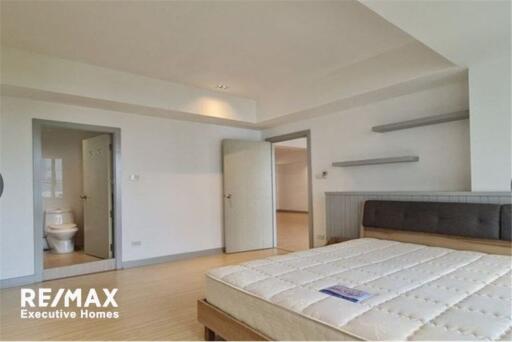 For Rent: Newly Renovated 3-Bedroom Apartment on Sukhumvit 19, Asoke Area