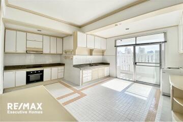 Spacious and Airy 3BR Pet-Friendly Home in Thonglor