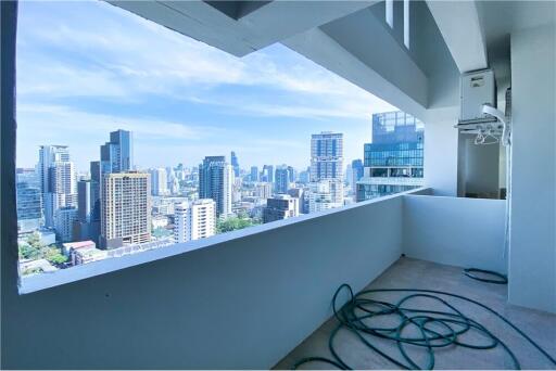 Spacious 3 Bedroom Duplex with Large Balcony near BTS Phrom Phong