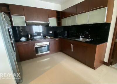 For rent new renovated 3 bedrooms in Ploenchit.Next to Lumphini Park