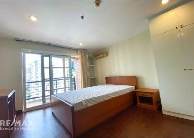 For rent Nice 3 Bedrooms Apartment with Balcony Near BTS Phromphong -  Newly Renovated!