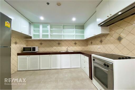 For rent Nice 3 Bedrooms Apartment with Balcony Near BTS Phromphong -  Newly Renovated!