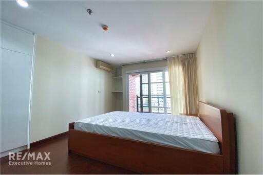 For rent Nice 3 Bedrooms Apartment with Balcony Near BTS Phromphong -  Newly Renovated!