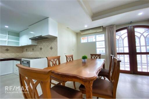 For rent Nice 3 Bedrooms Apartment with Balcony Near BTS Phromphong -  Newly Renovated!