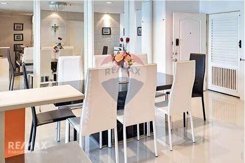 FOR SALE Stunning river view 1 bed high floor State Tower BTS Saphan Taksin