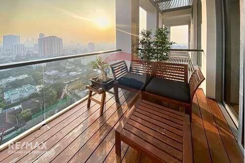 Stunning View 1 bedroom with big balcony Sathon
