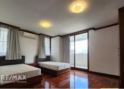 Pet-Friendly Paradise: Spacious 4-Bedroom Condo for Rent in Sukhumvit 24, BTS Phrom Phong!