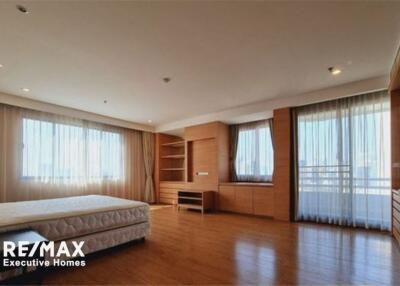For rent apartment  4 bedrooms with balcony in Sukhumvit 63