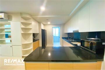 For rent apartment white and bright unit 2 bedrooms with huge balcony in low rise apartment in Sukhumvit 61.