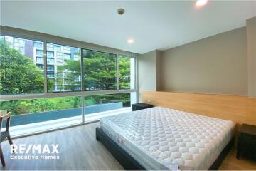 For rent apartment white and bright unit 2 bedrooms with huge balcony in low rise apartment in Sukhumvit 61.