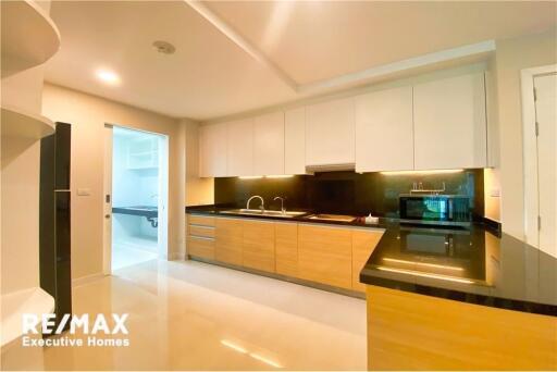 For rent apartment white and bright unit 2 bedrooms with huge balcony in low rise apartment in Sukhumvit 61.