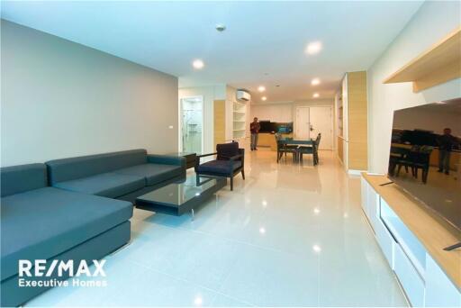 For rent apartment white and bright unit 2 bedrooms with huge balcony in low rise apartment in Sukhumvit 61.