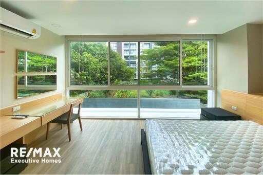 For rent apartment white and bright unit 2 bedrooms with huge balcony in low rise apartment in Sukhumvit 61.