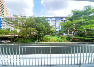 For rent apartment white and bright unit 2 bedrooms with huge balcony in low rise apartment in Sukhumvit 61.